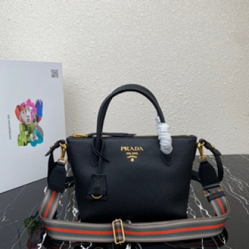 【頂級原單】 家新款雙肩帶1BA111到貨啦這款雙肩帶采用進口鹿皮紋牛皮，配有兩