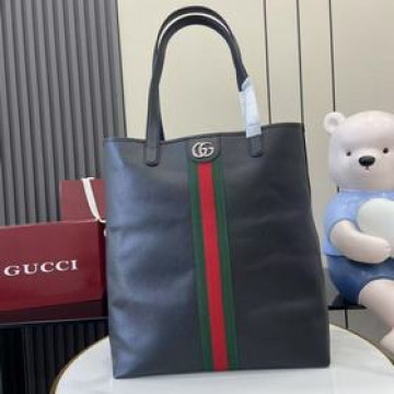 配全套原廠禮品袋包裝 Ophidia系列革新蘊聚黑色配色與精緻皮革，以全新功能弘