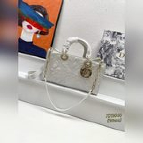配盒子Lady D-Joy 橫版浮雕黑白色，以藤格紋緝面線打造醒目的绗縫細節，
