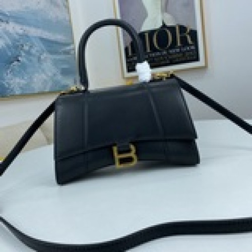 Balencia巴黎家，本季重磅 平紋 沙漏包，獨特的标志性弧線形狀造型極具辨識