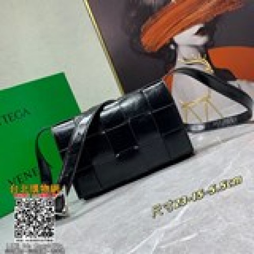新品  Bv 葆蝶家 新款CASSETTE油臘皮斜跨包，太适合夏天啦，