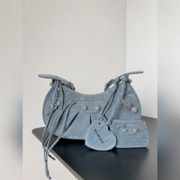 Balenciaga Le Cagole 系列手袋 将他家經典的機車鉚釘元素結合