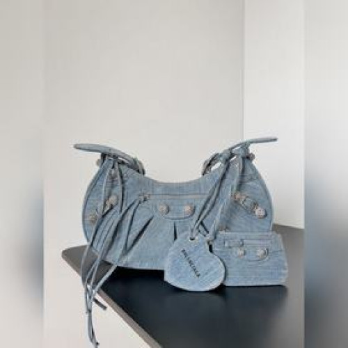 Balenciaga Le Cagole 系列手袋 将他家經典的機車鉚釘元素結合