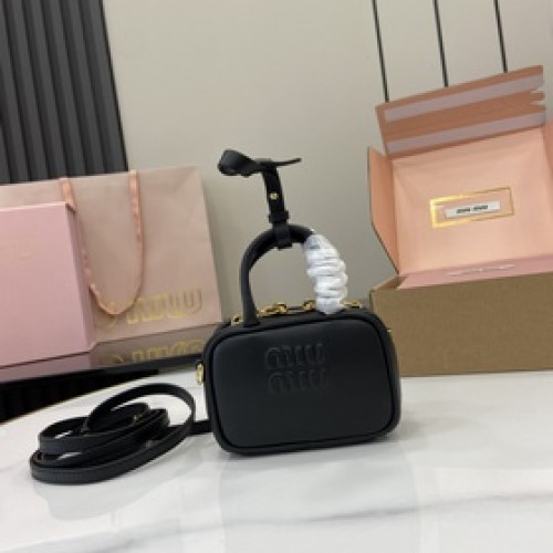 MiuMiu 迷你公文包已上線啦 對迷你的東西毫無抵抗力 太可愛辣 超級mini