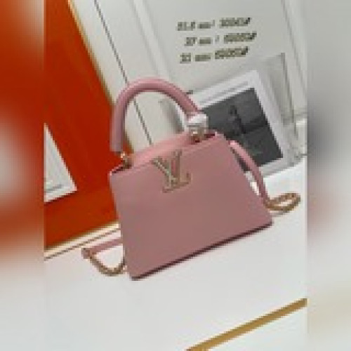 星辰珠光色 貝殼扣 本款 capucines mm 手袋展現 taurillon