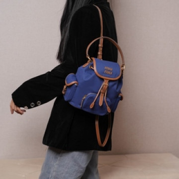 MIU 新品學院風 雙肩包 5BZ043，帆布與高品質小牛皮的完美搭配，厚實耐磨