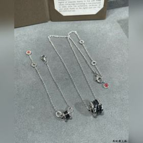 [原單對版] (配全套包裝) 寶格麗慈善款小紅人黑陶瓷手鍊 原版打造 鋼印小紅