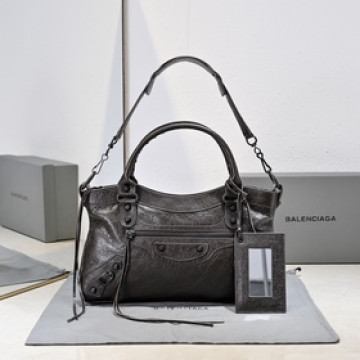 Balenciaga長款腋下包，尺寸：34 cm*20 cm*7 cm，顔色：深