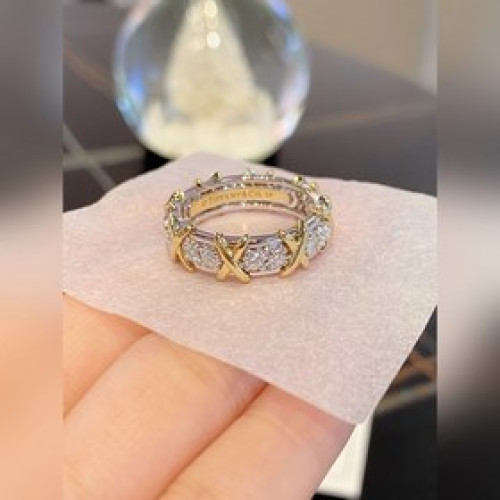 交叉環繞設計呈現出不一樣的立體感 Tiffany 蒂芬妮交叉16鑽戒指
