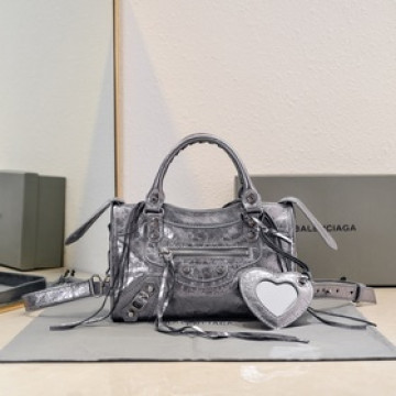 Balenciaga，新款機車包經典系列重現，時尚潮流，比舊版更簡潔大方，輕巧，