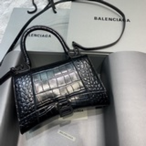 【小號】 Balencia巴黎家，本季重磅【鳄魚黑配黑扣】沙漏包，獨特的标志性弧