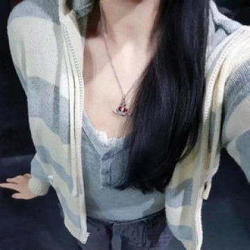 土星愛心鑲鑽項鍊，太精緻了喜歡這種小而精緻的款，它很适合疊戴那種很精緻的飾品！這