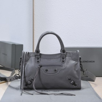 Balenciaga， 時代眼淚 機車包經典系列重現，時尚潮流，比舊版更簡潔大方