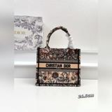 這款 Book Tote 手袋由 Dior 女裝創意總監瑪麗亞·嘉茜娅·蔻麗 (