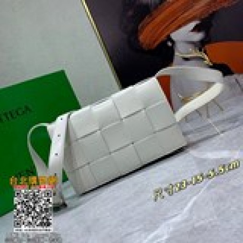 新品  Bv 葆蝶家 新款CASSETTE油臘皮斜跨包，太适合夏天啦，