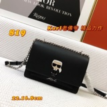 KARL度精品力作定型挎包，最重要是年輕又大衆化，容量也可以裝好多東西