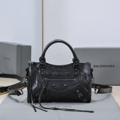 Balenciaga， 時代眼淚 機車包經典系列重現，時尚潮流，比舊版更簡潔大方