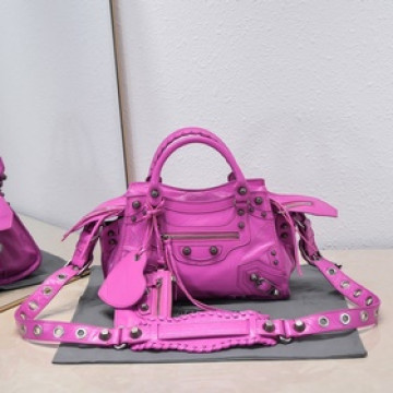 進口爆裂羊皮，顔色：玫紅，尺寸：26*13*18 Balenciaga 巴黎世家