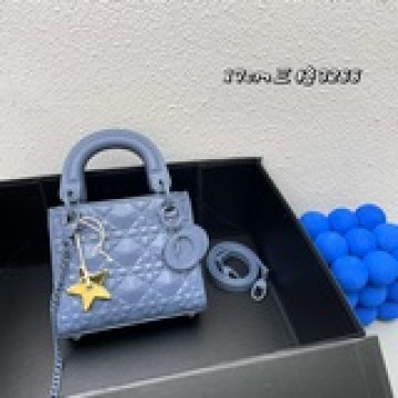 配盒子。三格，Lady定制 Dior 磨砂立體淩格紋牛皮革翻蓋式手袋，搭配鍊條