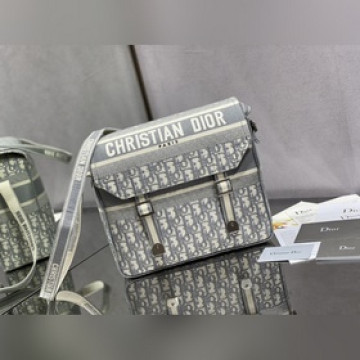 郵差包灰色字母貨 斜挎非常帥哦 超輕便容量又超大， 逛街·出遊必選包哦 S