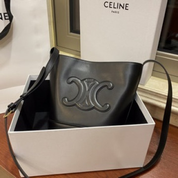 正品級CELINE 2025春夏新款CUIR水桶、采用凱旋門立體大logo更加知
