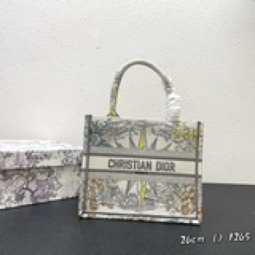 這款 Book Tote 手袋由 Dior 女裝創意總監瑪麗亞·嘉茜娅·蔻麗 (