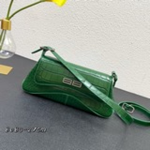 新款XX bag 翻蓋腋下包最新款#它的名字以代表親密的“xx”命名 這也