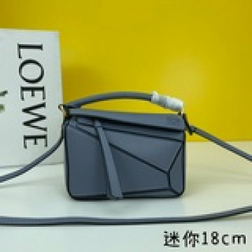 配禮盒包裝  low mini puzzle顔色非常百搭，集美們最容易拿準的色