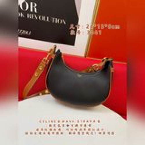 爆款到貨 CELINE全新AVA STRAP手袋新月包型可調節肩帶：譜寫優雅質