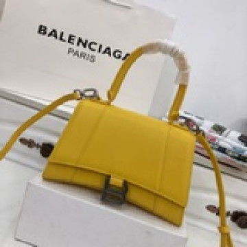 小號 Balenciagα全新推出了帥爆的Hourglass沙漏包，獨特的标志性