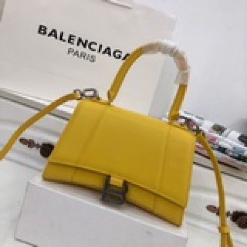 小號 Balenciagα全新推出了帥爆的Hourglass沙漏包，獨特的标志性