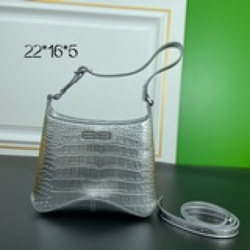 Balenciagα XX系列腋下包 水桶包很有設計感的包型 流暢的線條 皮革