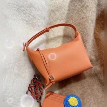 LOEWE 新款 皮質CUBI 便當包 愛心]限量款 納帕牛皮革CUBI手袋*是