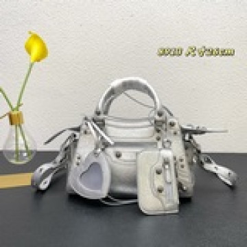 Balenciagα巴黎最新款Neo cagole機車包這次配備了愛心小鏡子，