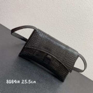 本季重磅Hourglass沙漏包， 獨特的标志性弧線形狀造型極具辨識度，一眼就讓