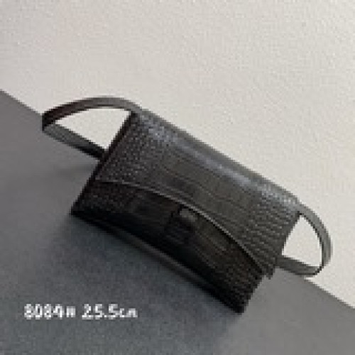 本季重磅Hourglass沙漏包， 獨特的标志性弧線形狀造型極具辨識度，一眼就讓