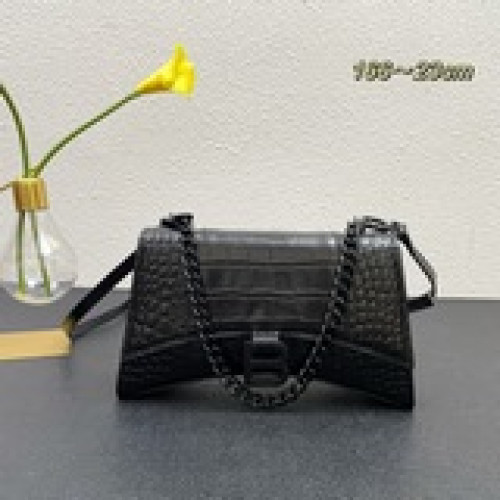 Balenciag     B家重磅推出沙漏鍊條斜挎包，外觀呈現一輪半月狀，上