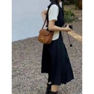 最新CELINE MAILLON TRIOMPHE 中號緞面小牛皮手袋。進口小牛皮搭配小羊皮襯里，