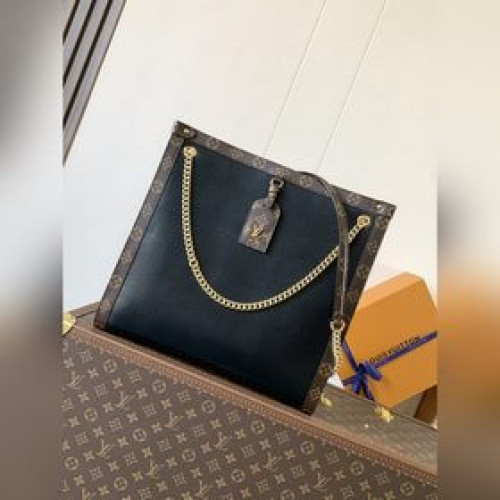 女款_頂級原單，變碼芯片M131372025 Cruise 早春秀場推出 Nova