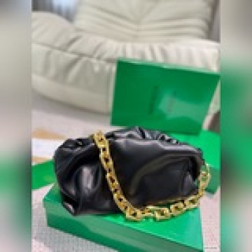 配盒子 The Chain pouch DL将BV爆款雲朵包再度升級，搭配大鍊條