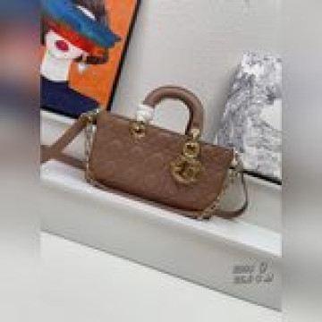 配盒子，春夏lady d-joy系列 這款 lady d-joy 手袋突顯 la
