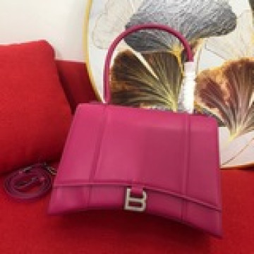 大號 Balenciagα全新推出了帥爆的Hourglass沙漏包，獨特的标志性