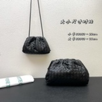 編織-  bottega veneta 葆蝶家的雲朵包- 一貫走高端穩重路線