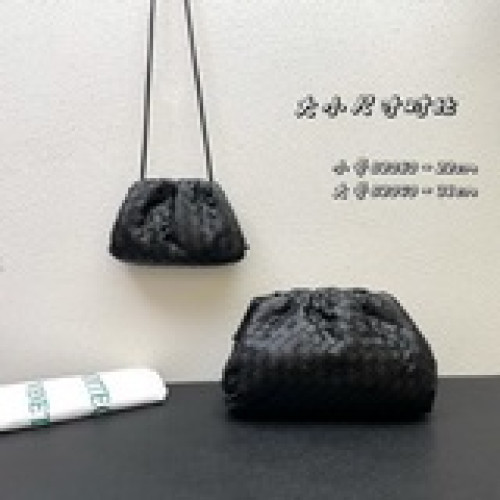 編織-  bottega veneta 葆蝶家的雲朵包- 一貫走高端穩重路線