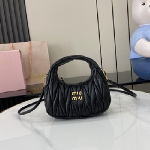 MiuMiu新品迷你MiuWander手袋，采用進口小羊皮經典品牌标志性Mate