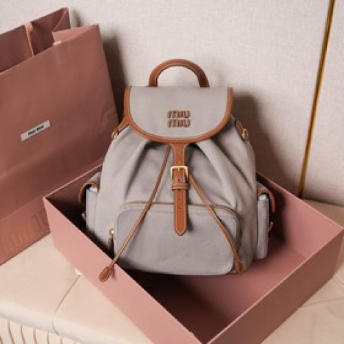 雙肩包出貨 MIUMIU新品學院風雙肩包：5BZ042，帆布與高品質小牛皮的完美