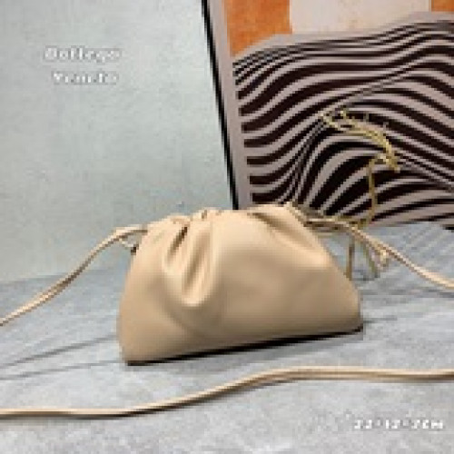當下最火的雲朵包，逆襲之路開始。原ce1ine 設計師出品，還是那麼簡約有味道。