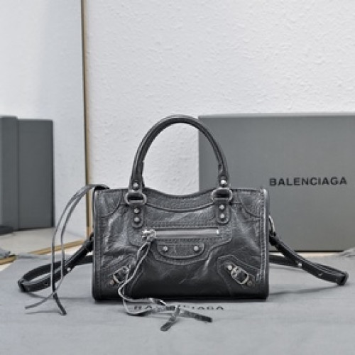 Balenciaga款 City Nano包包， nano size小巧，卻透着