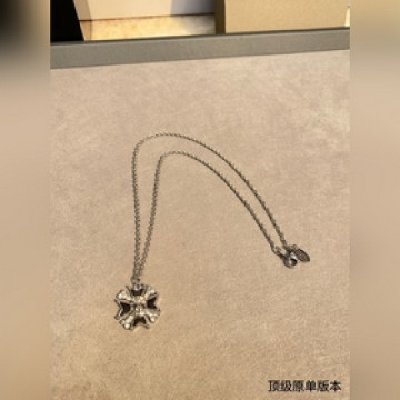 西太後鑲鑽項鍊百看不厭的形狀表面鑲滿鑽石，布靈布靈的很是溫柔，一眼愛～，随意搭