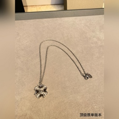 西太後鑲鑽項鍊百看不厭的形狀表面鑲滿鑽石，布靈布靈的很是溫柔，一眼愛～，随意搭